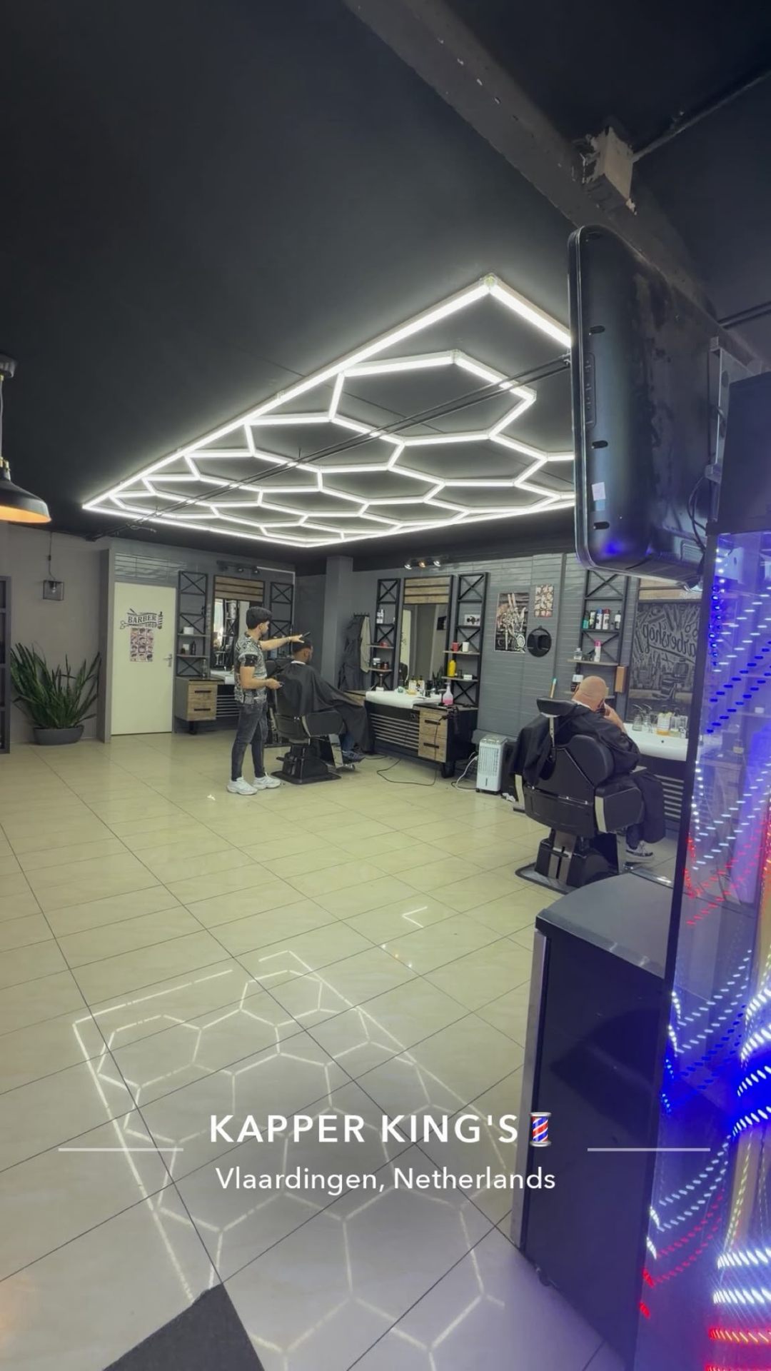 Interieur Kapper King's Vlaardingen — hexagon LED verlichting